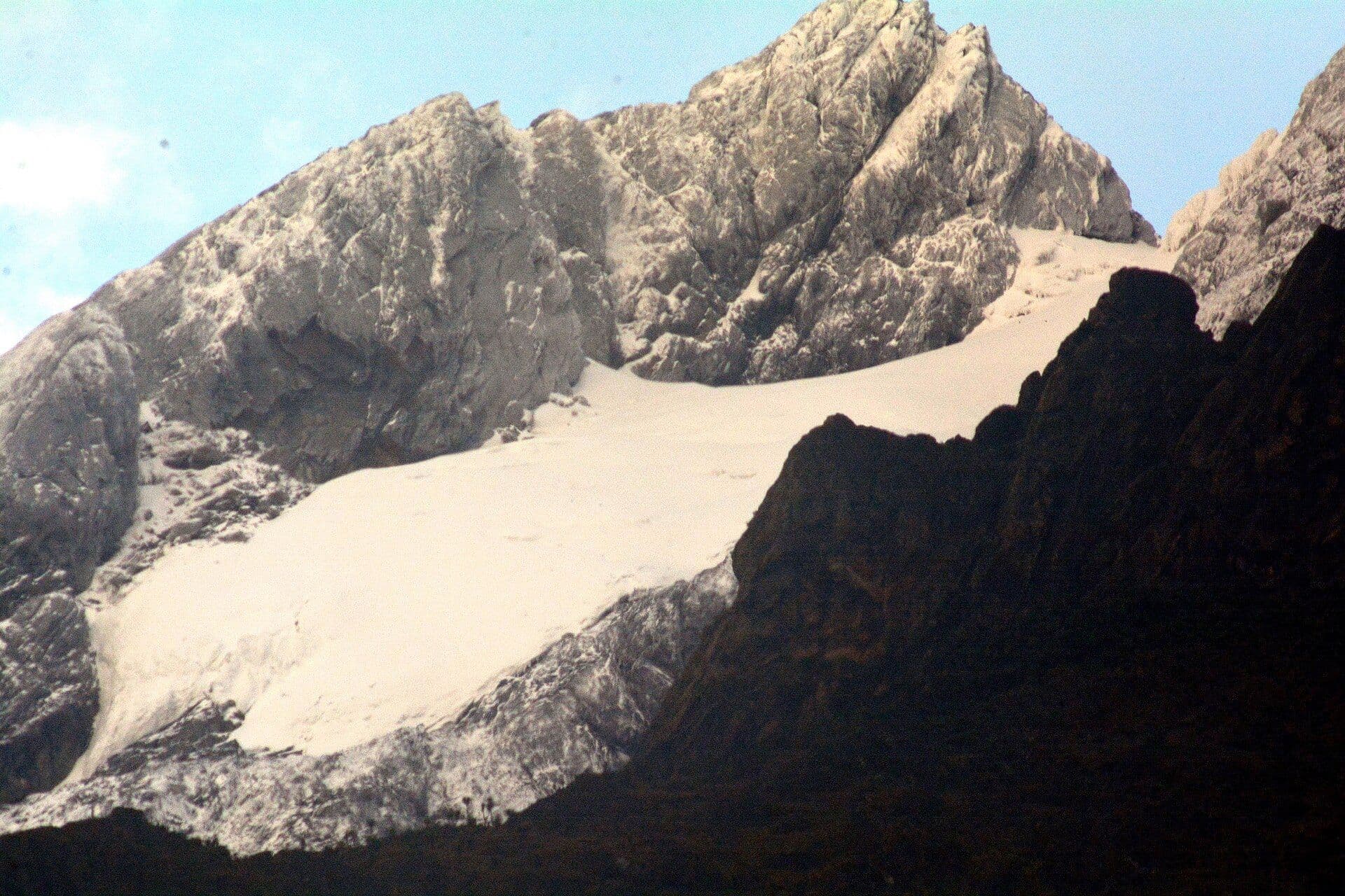 The Stanley Plateau snowfield. Glaciers on the equator. Photo: Vincent Mugaba, CC BY-SA 4.0, via Wikimedia Commons.